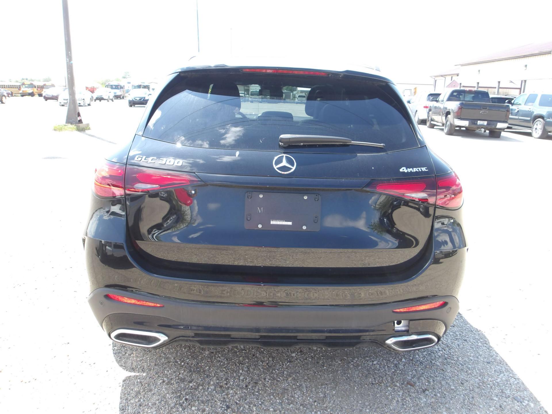 D1 - 2023 Mercedes-Benz GLC 300